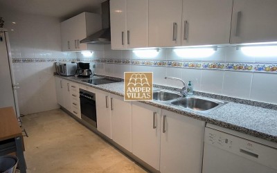 Amplio y luminoso apartamento con garaje cerrado a la venta en la Sierra de Altea.